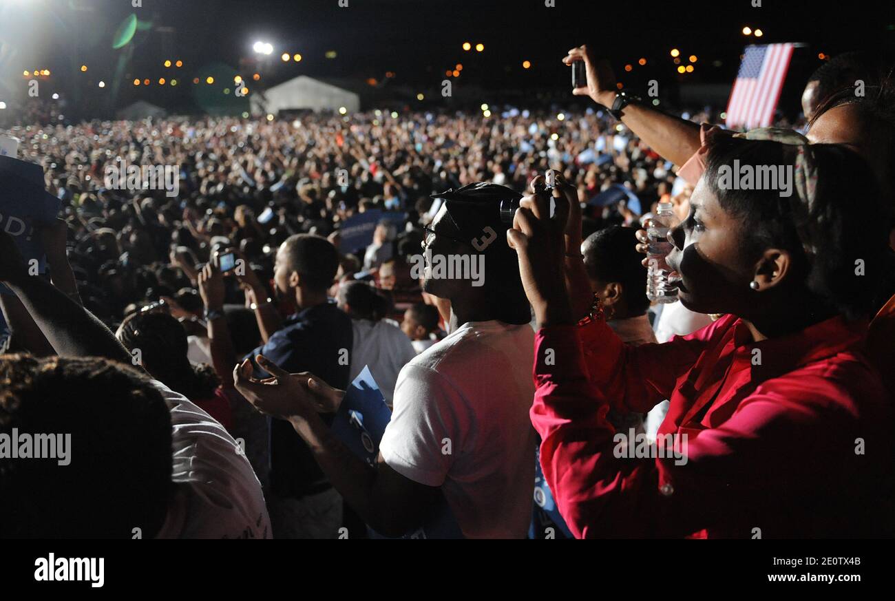 Vient de paraître : les partisans du président Barack Obama assistent à un événement populaire à l'aéroport Burke Lakefront le 25 2012 octobre à Cleveland, Ohio. Photo par Olivier Douliery/ABACAPRESS.COM Banque D'Images