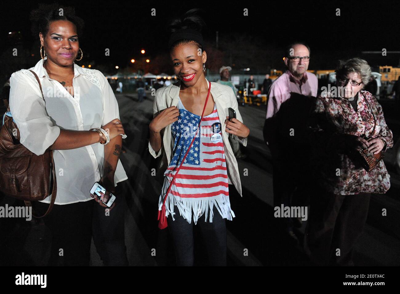 Vient de paraître : les partisans du président Barack Obama assistent à un événement populaire à l'aéroport Burke Lakefront le 25 2012 octobre à Cleveland, Ohio. Photo par Olivier Douliery/ABACAPRESS.COM Banque D'Images