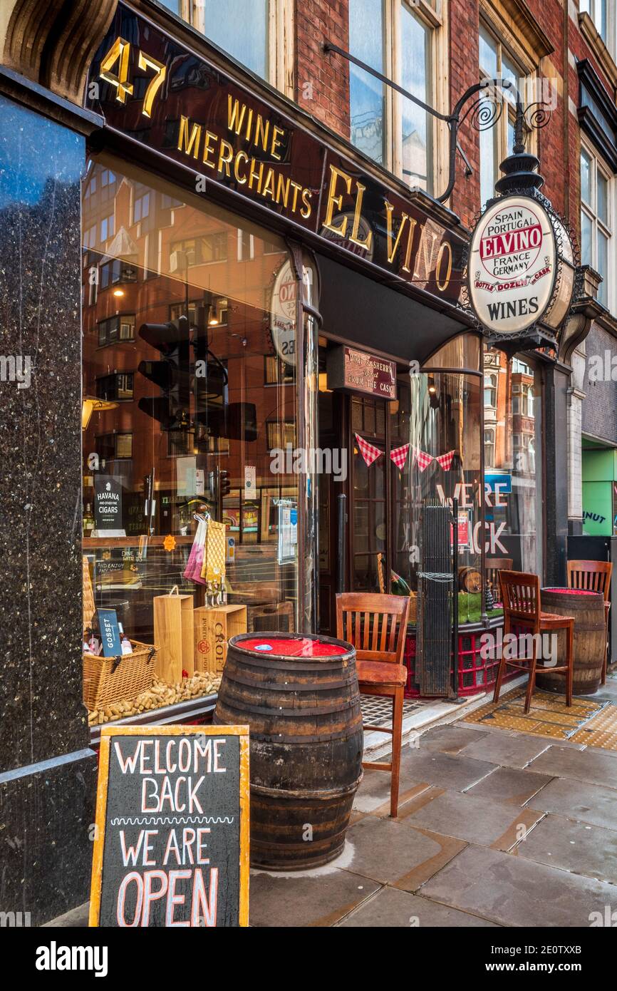 El Vino Fleet Street Londres - branche phare de Fleet St de la célèbre boutique de vins avec un bar et une salle à manger, El Vino a été fondée en 1879. Banque D'Images