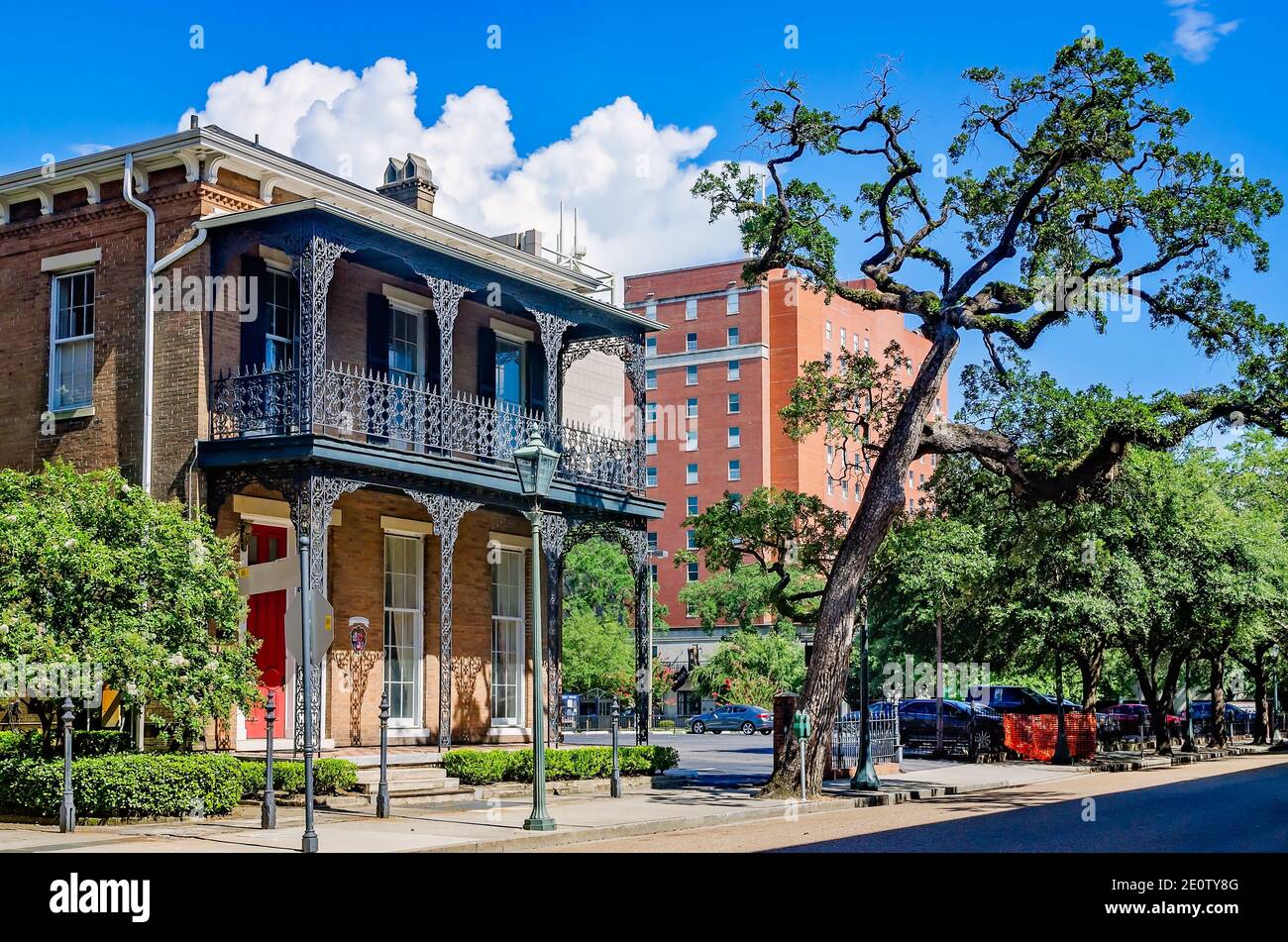 Une maison historique typique présente du fer forgé, 9 août 2020, à Mobile, Alabama. Les maisons historiques abondent dans la région. Banque D'Images