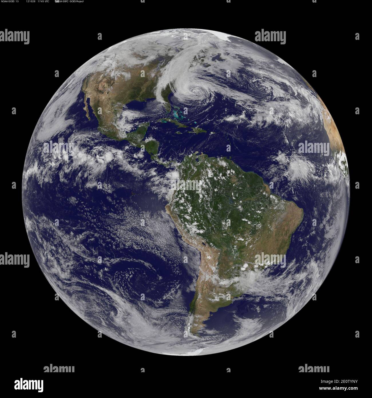 Le satellite géostationnaire de l'environnement opérationnel 13 (GOS-13) a capturé cette image couleur naturelle de l'ouragan Sandy à 13 h 45, heure avancée de l'est (17 h 45, heure universelle), le 28 octobre 2012. Notez comment une ligne de nuages provenant d'un système météorologique continental s'étend du sud au nord le long des Appalaches, s'approchant de l'ouest pour rencontrer la tempête au large. Photo de la NASA via ABACAPRESS.COM Banque D'Images