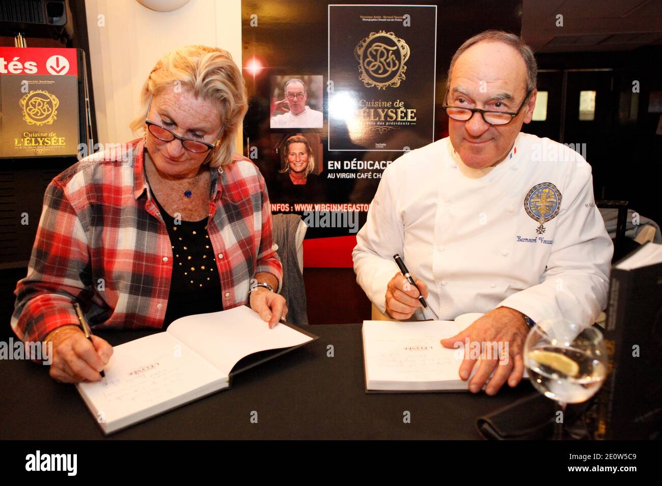 Le critique de restaurant Veronique André et le chef de l'Elysée Bernard  Vaussion signent des copies de leur livre « cuisine de l'Elysée - A la table  des présidents » au Virgin