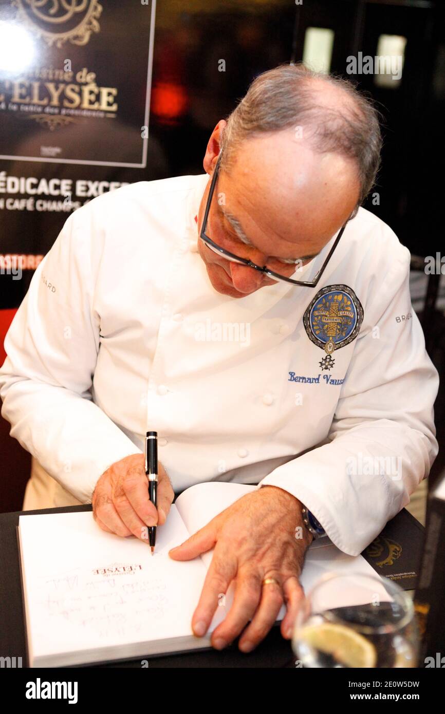 Bernard Vaussion, chef de l'Elysée Palace, signe des copies de son livre «  cuisine de l'Elysée - A la table des présidents » au Virgin Cafe  champs-Elysées, à Paris, France, le 8
