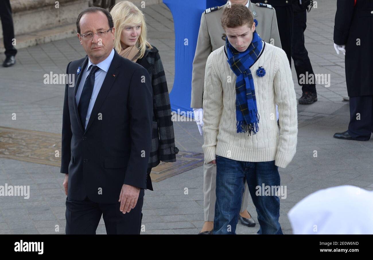 Le président français François Hollande flanqué d'enfants de soldats tués en action lors des cérémonies du jour de l'armistice marquant le 94e anniversaire de la fin de la première Guerre mondiale à l'Arc de Triomphe à Paris, en France, le 11 novembre 2012. Photo de Jeremy Charriau/ABACAPRESS.COM Banque D'Images