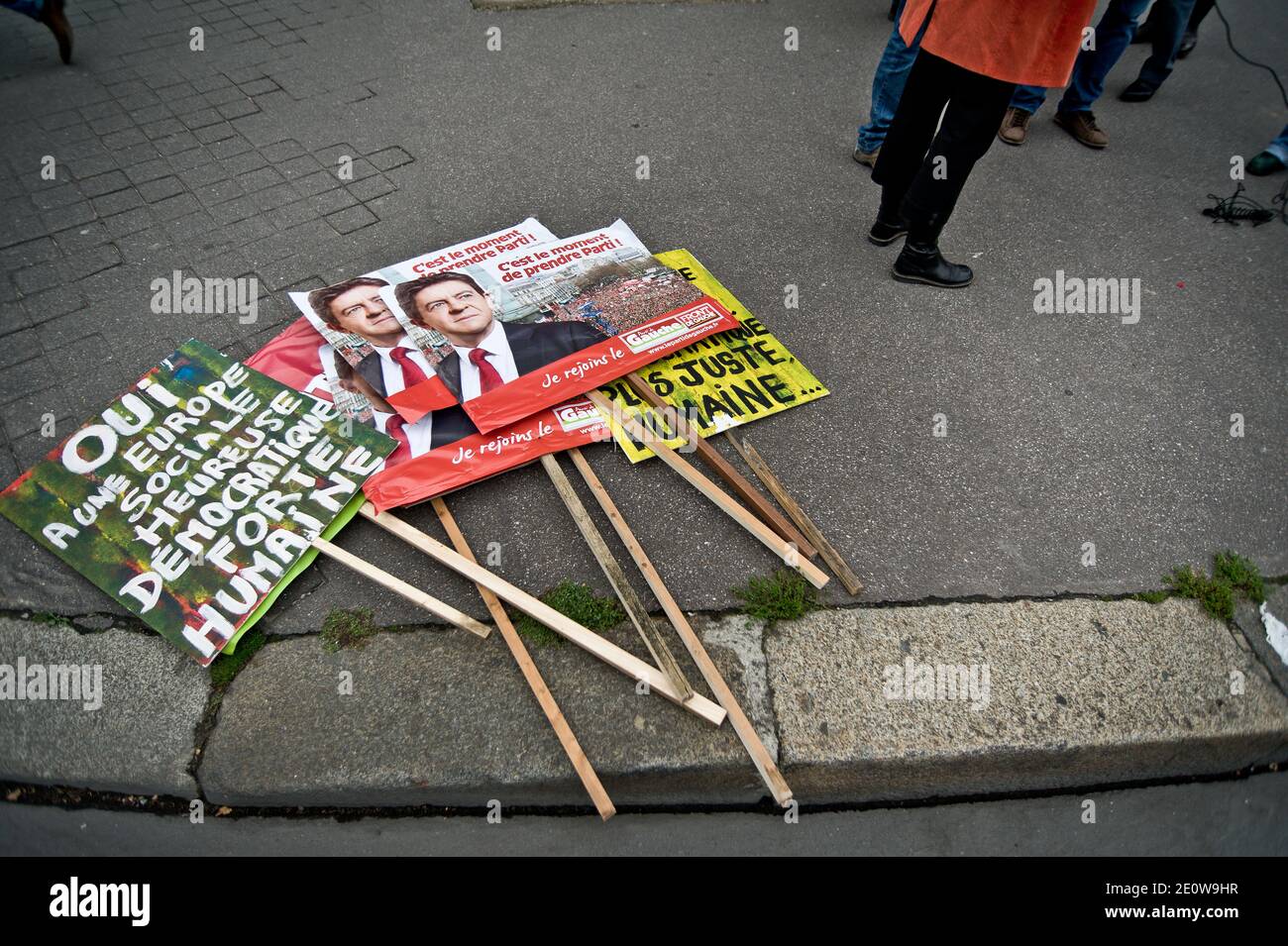 Les gens assistent à une manifestation organisée par les syndicats, dans le cadre d'une journée européenne de protestation contre l'austérité, à Paris, en France, le 14 novembre 2012. Les grèves générales en Espagne et au Portugal seront le fer de lance de la journée d'action appelée par les syndicats européens et rejointe par les militants, car la colère suscitée par les politiques à la main tendue des gouvernements est en passe de se faire. Photo de Nicolas Messyasz/ABACAPRESS.COM Banque D'Images