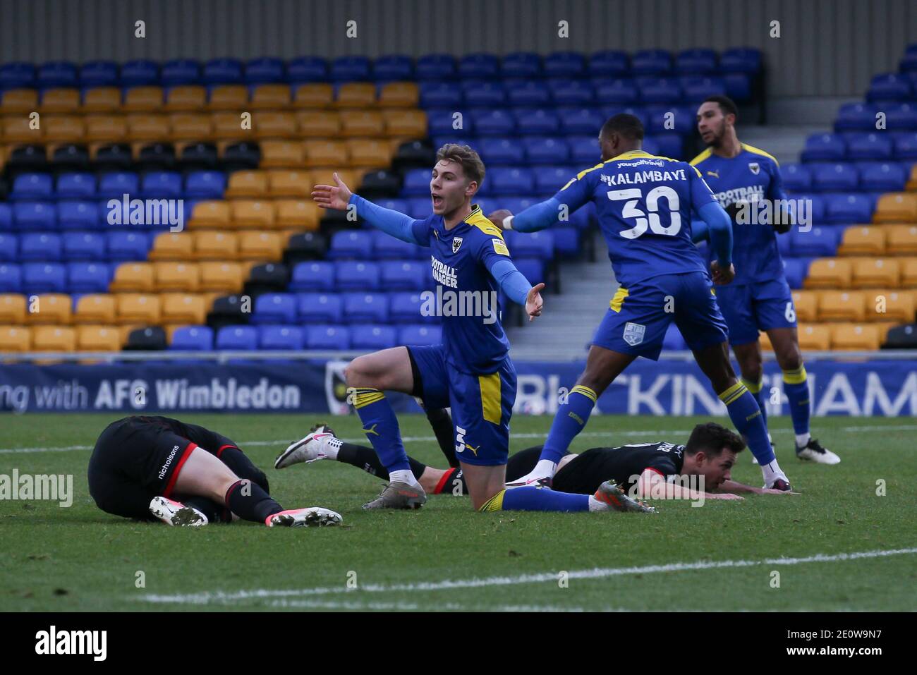 Londres, Royaume-Uni. 02 janvier 2021. D‡niel cs-ka de l'AFC Wimbledon fait appel à l'arbitre adjoint alors que deux joueurs de Lincoln sont dans la boîte de pénalité lors du match EFL Sky Bet League 1 entre AFC Wimbledon et Lincoln à Plough Lane, Londres, Angleterre, le 2 janvier 2021. Photo de Ken Sparks. Utilisation éditoriale uniquement, licence requise pour une utilisation commerciale. Aucune utilisation dans les Paris, les jeux ou les publications d'un seul club/ligue/joueur. Crédit : UK Sports pics Ltd/Alay Live News Banque D'Images