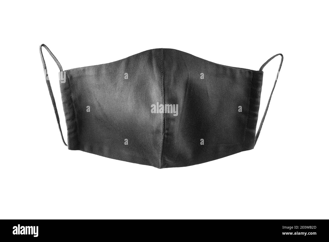 Masque de protection du visage noir isolé sur fond blanc. Masque en tissu réutilisable isolé. Masque antivirus pour le visage en coton. Isoler Banque D'Images