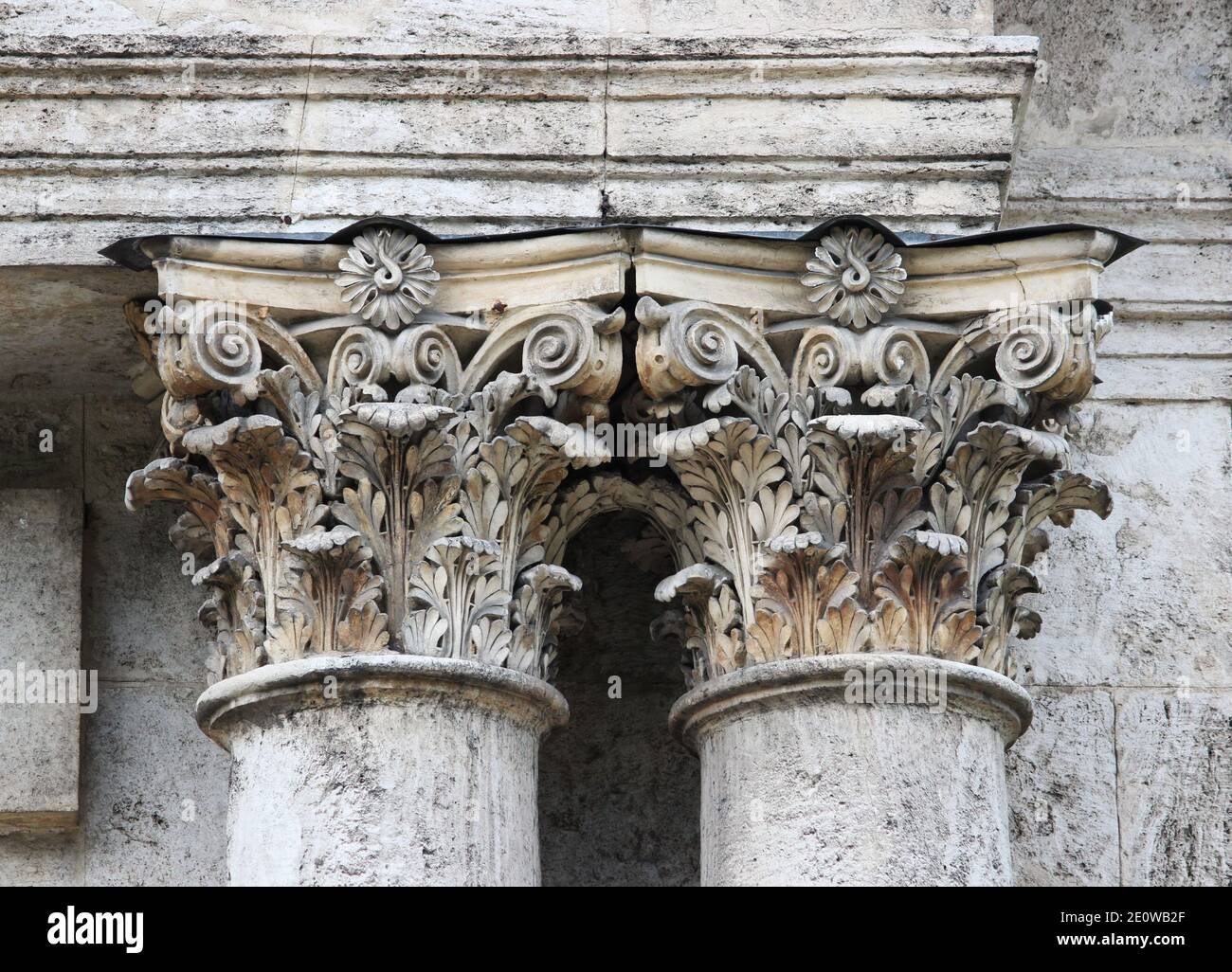 vieilles colonnes baroques dans un bâtiment historique en état de rénovation. Russie. Éléments de décorations architecturales de bâtiments, colonnes Banque D'Images