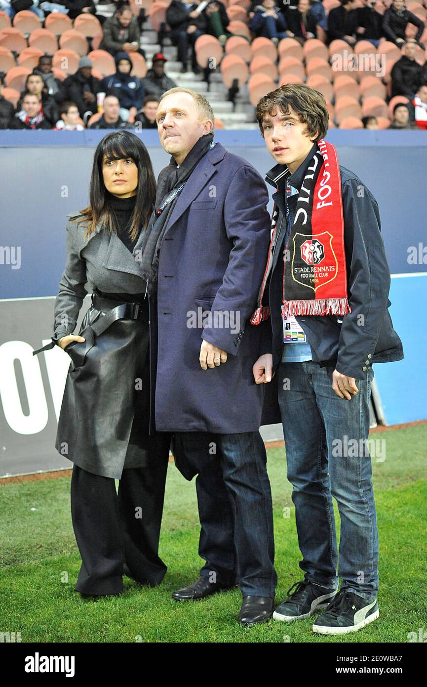 François-Henri Pinault, son fils François et son épouse, l'actrice mexicaine Salma Hayek lors du match de football de la première Ligue française, Paris Saint-Germain contre Rennes au stade du Parc des Princes à Paris, France, le 17 novembre 2012. Rennes a gagné 2-1. Photo de Thierry Plessis/ABACAPRESS.COM Banque D'Images