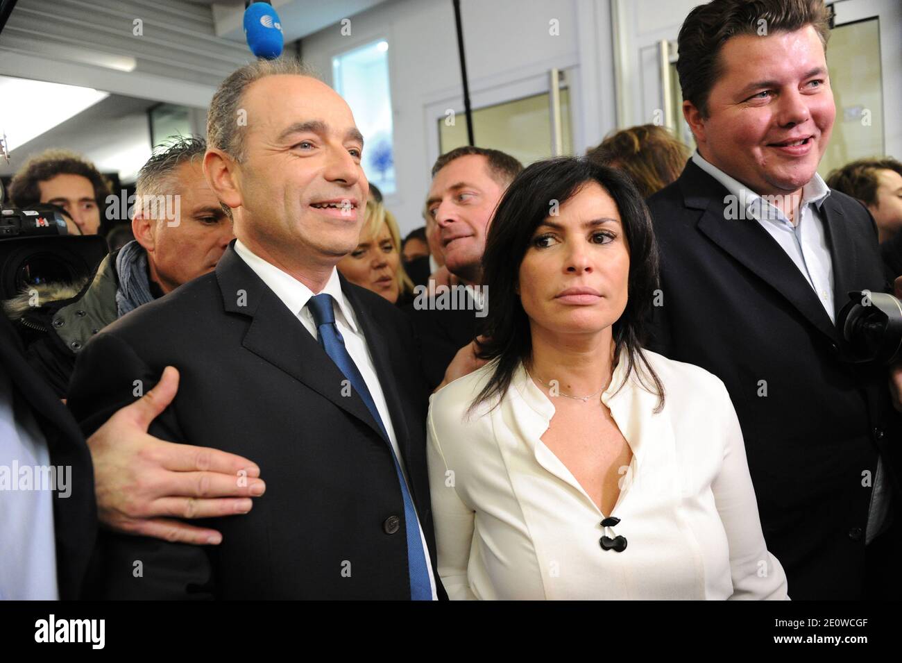 Jean-François COPE et son épouse Nadia d'Alincourt au siège de l'UMP après  une conférence de presse à la suite de l'élection à la présidence de l'UMP,  à Paris, en France, le 18