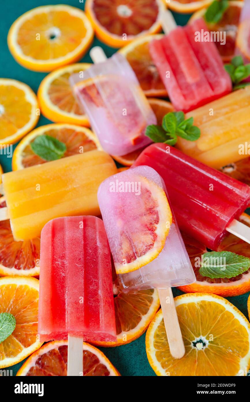 Popsicles congelés fruités aux fruits frais Banque D'Images