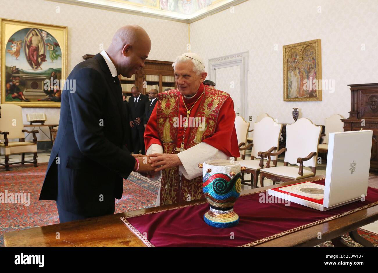 Le pape Benoît XVI rencontre le président d'Haïti Michel Joseph Martelly au Vatican le 21 novembre 2012. Photo par ABACAPRESS.COM Banque D'Images