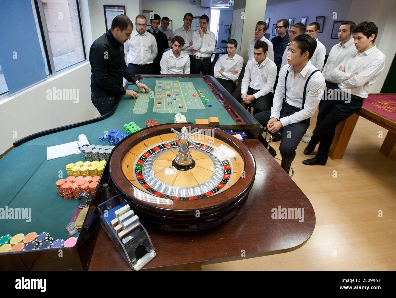 La scolarité du croupier du Casino Cerus dure 10 semaines. Il se déroule  dans des salles de jeu reconstituées et les étudiants apprennent la  roulette, le Black Jack, Texas HodEm Poker, Stud