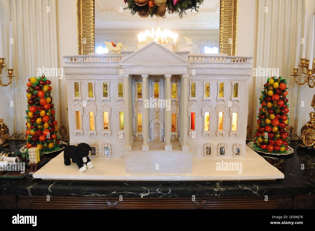 Réplique de la Maison Blanche en pain d'épice, avec une version miniature de chien de famille, Bo, dans la salle à manger de l'État lors d'un aperçu de la presse des décorations de Noël de la Maison Blanche à Washington, DC, Etats-Unis le 28 novembre 2012.photo par Olivier Douliery/ABACAPRESS.COM Banque D'Images