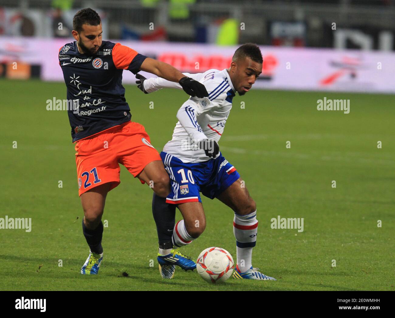 Alexandre Lacazette d'OL et Abdelhamid El Kautari de Montpellier lors du match de football de la première Ligue française, Olympique Lyonnais contre Montpellier au stade Geralnd à Lyon, France, le 1er décembre 2012. Lyon a gagné 1-0. Photo de Vincent Dargent/ABACAPRESS.COM Banque D'Images