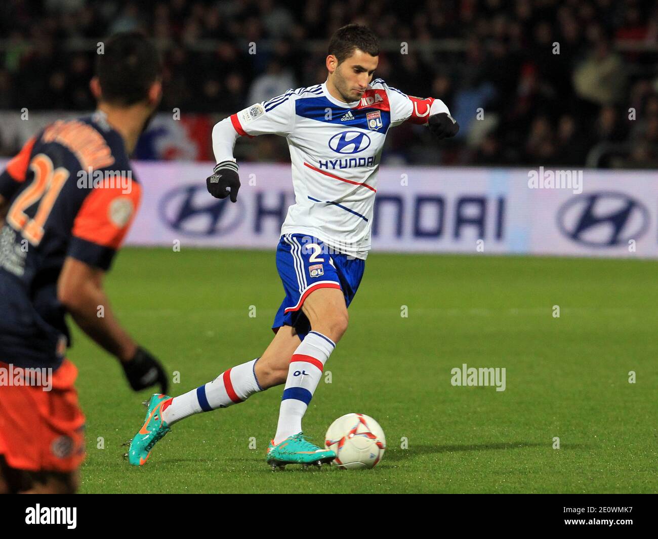 Maxime Gonalons d'OL et Abdelhamid El Kautari de Montpellier lors du match de football de la première Ligue française, Olympique Lyonnais vs Montpellier au stade Geralnd à Lyon, France, le 1er décembre 2012. Lyon a gagné 1-0. Photo de Vincent Dargent/ABACAPRESS.COM Banque D'Images