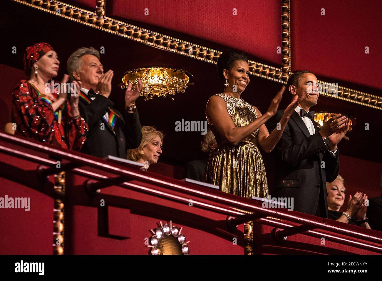 Ballerina Natalia Makarova, comédienne Dustin Hoffman, première dame Michelle Obama, et le président américain Barack Obama (G-D), assistent au Kennedy Center Honors à la Maison Blanche à Washington, DC, Etats-Unis, le 2 décembre 2012. Le Kennedy Center Honors a reconnu sept personnes - Buddy Guy, Dustin Hoffman, David Letterman, Natalia Makarova, John Paul Jones, Jimmy page et Robert Plant - pour leurs contributions à vie à la culture américaine par le biais des arts de la scène photo de Brendan Hoffman/Pool/ABACAPRESS.COM Banque D'Images