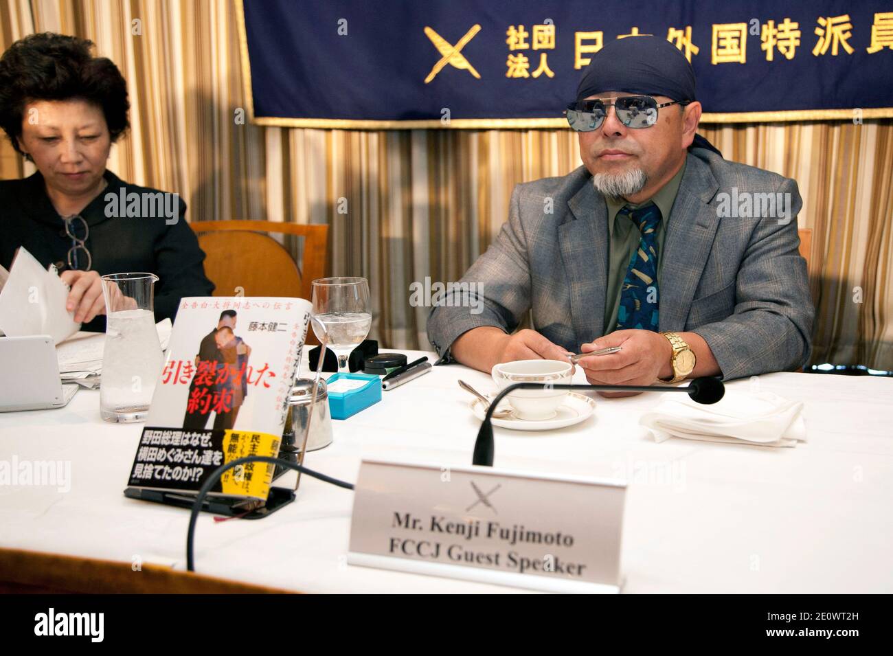 Kenji Fujimoto, l'ancien chef personnel de la Corée du Nord, Kim Jong II, présente son nouveau livre The Promise Ten Apart of Hikisakareta Yakusoku au Foreign Corintimés Club of Japan le 06 décembre 2012. Kenji Fujimoto parle de la relation passée entre Kim Jong II, qui semble l'avoir pardonné pour avoir fui le pays et se souvenir de l'amitié depuis qu'ils étaient jeunes à Pyongyang. La conférence de presse tenue en même temps que les responsables japonais et nord-coréens se réunissent à Pékin pour discuter de la question des enlèvements. Photo de Rodrigo Reyes Marin/Nippon News/ABACAPRESS.COM Banque D'Images