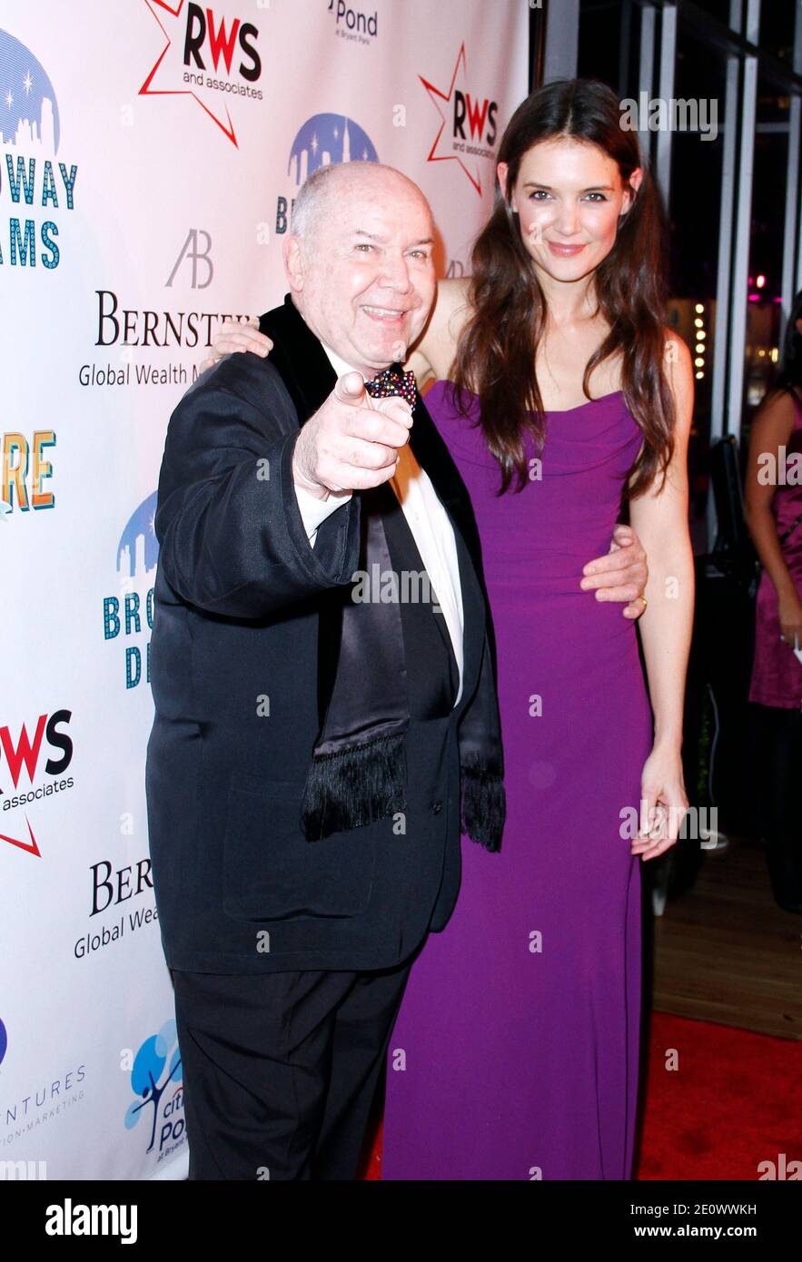 Jack O'Brien et Katie Holmes assistent au gala Champagne & Caroing de la Broadway Dreams Foundation à Celsius Park, New York, NY, États-Unis, le 10 décembre 2012. Photo de Donna Ward/ABACAPRESS.COM Banque D'Images