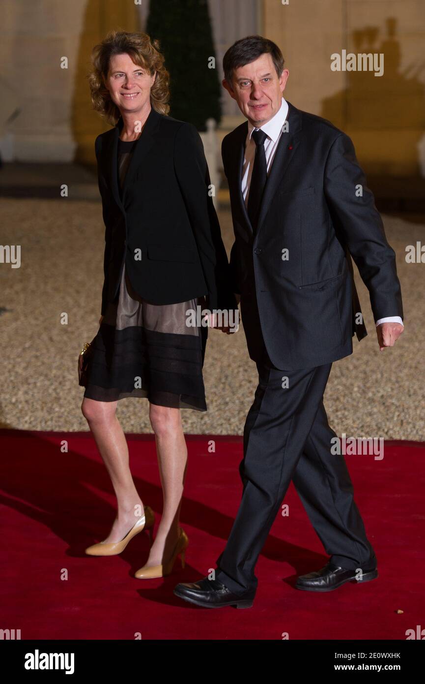 Jean Pierre Jouyet et sa femme arrivent à un dîner d'État en l'honneur de la présidente brésilienne Dilma Rousseff à l'Elysée Palace le 11 décembre 2012, à Paris, en France. Photo de Nicolas GouhierABACAPRESS.COM Banque D'Images