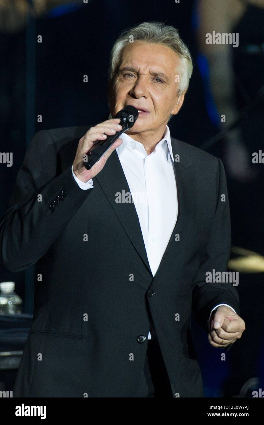 Michel Sardou se produit en direct avec son groupe au Palais Omnisport de Paris Bercy, à Paris, France, le 12 décembre 2012. Photo de Christophe Guibbbaud/ABACAPRESS.COM Banque D'Images