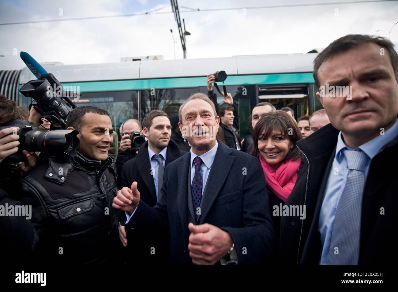 Inauguration du prolongement de la ligne T3 du tramway au Nord de Paris par les officiels de la ville de Paris (le maire Bertrand Delanoe et sa première adjointe Anne Hidalgo) et du président de la région Ile de France Jean Paul Huchon) entre la porte de la Chapelle et la porte de Pantin. La nouvelle ligne entre en service ce jour, le 15 décembre a 12:00, elle fera la jonction entre le métro porte de la Chapelle et la porte de Vincennes. Présence également de manifestes opposés à la construction de l'aéroport de notre Dame des landes (44, Nantes) vénus interpelles avec humour les blocs en d Banque D'Images