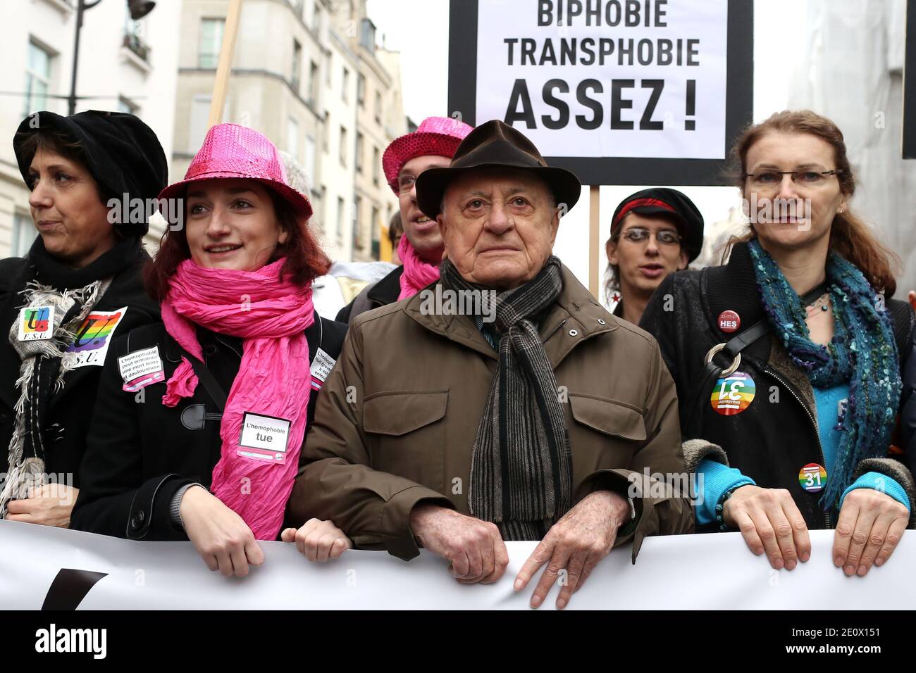 L'entrepreneur français et co-fondateur de la maison de designer Yves Saint Laurent, Pierre Berge, démontre pour la légalisation du mariage gay et du rôle parental LGBT (lesbien, gay, bisexuel et transgenre) à Paris, en France, le 16 décembre 2012. Photo de Stephane Lemouton/ABACAPRESS.COM. Banque D'Images