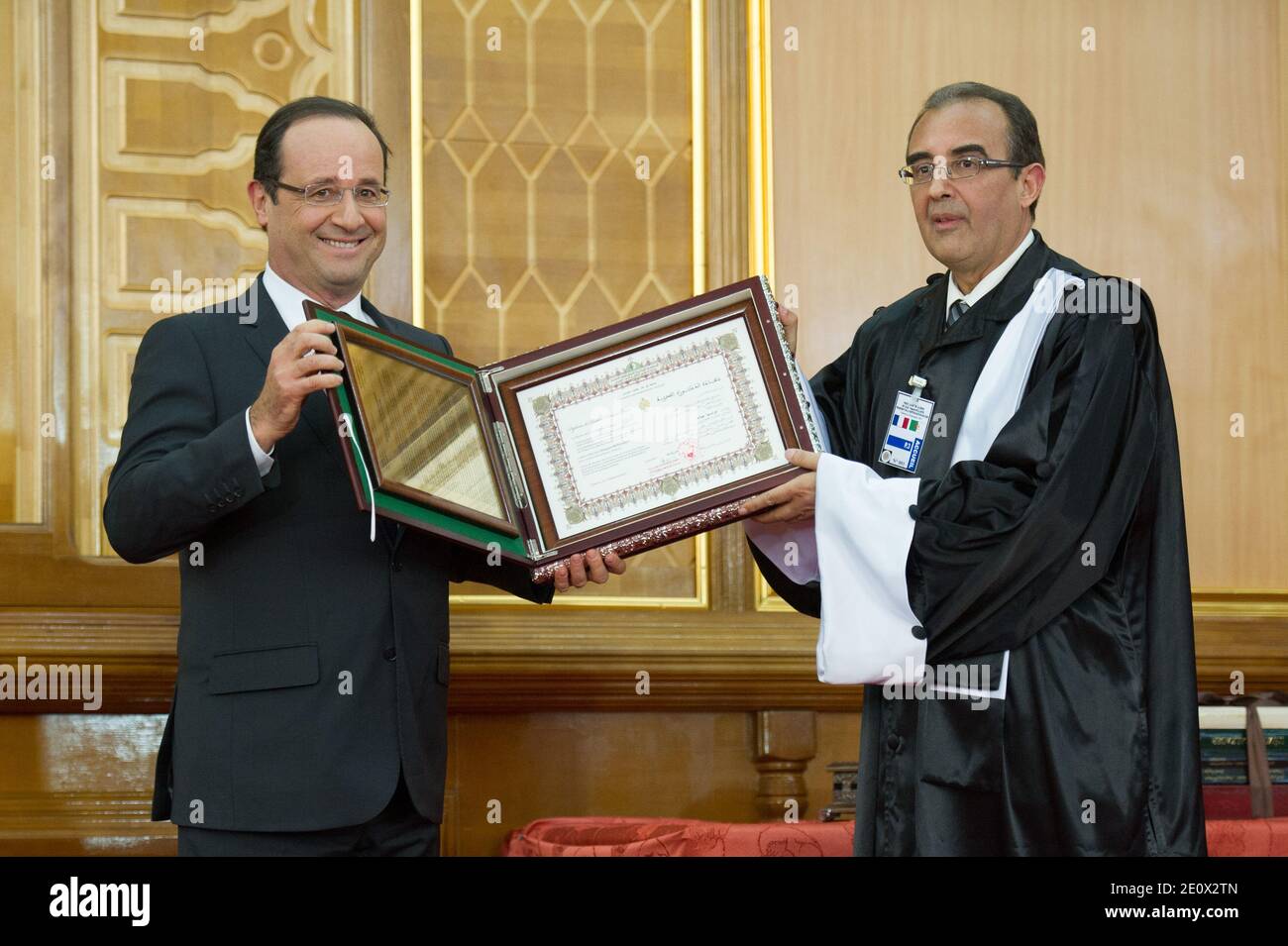 Le président français François Hollande est fait Docteur Honoris Causa de l'Université de Tlemcen le deuxième jour de sa visite d'Etat de deux jours en Algérie, à Alger le 20 décembre 2012. Photo de Christophe Guibbbaud/ABACAPRESS.COM Banque D'Images