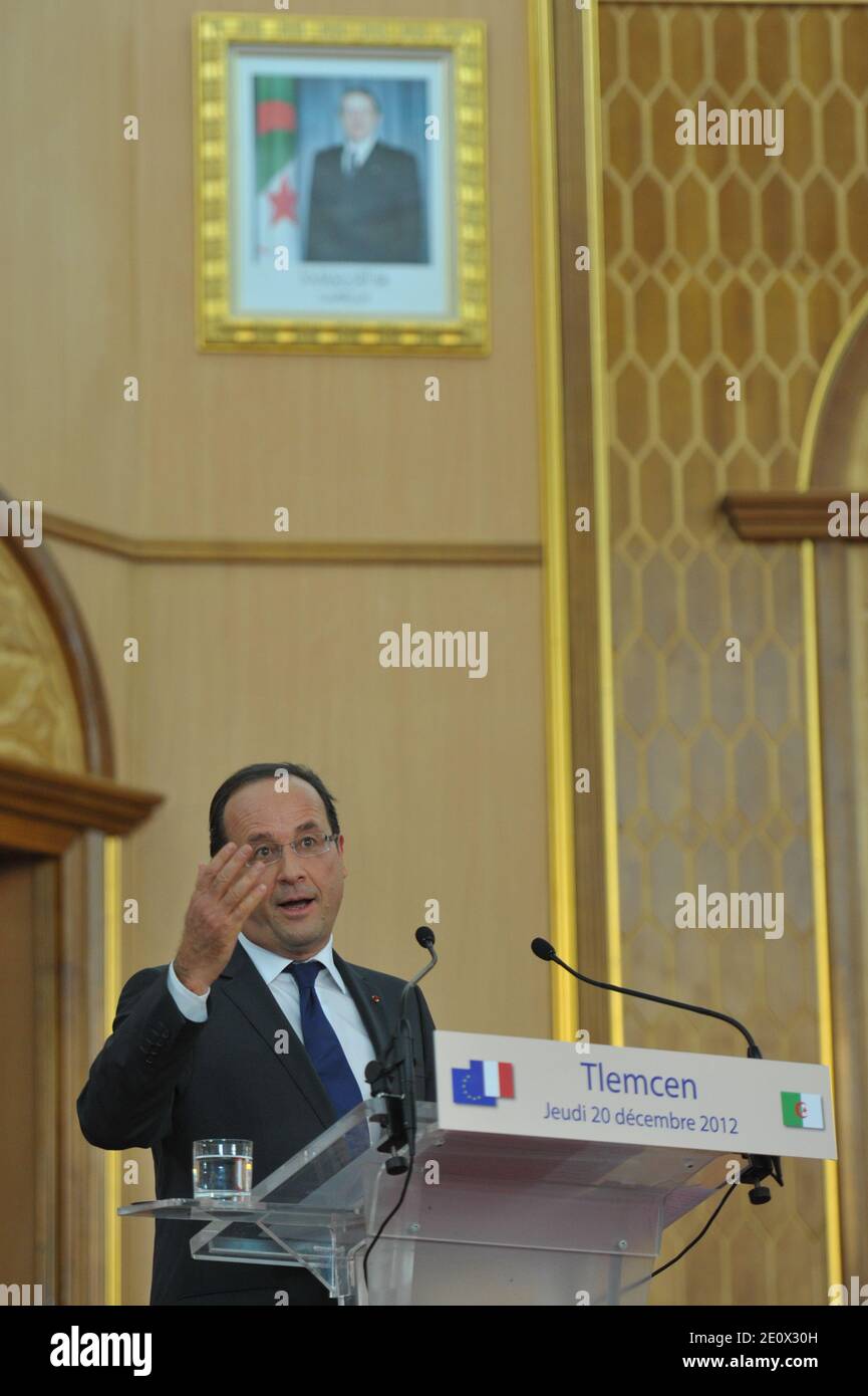 Le président français François Hollande est fait Docteur Honoris Causa de l'Université de Tlemcen le deuxième jour de sa visite d'Etat de deux jours en Algérie, à Alger le 20 décembre 2012. Photo de Christophe Guibbbaud/ABACAPRESS.COM Banque D'Images