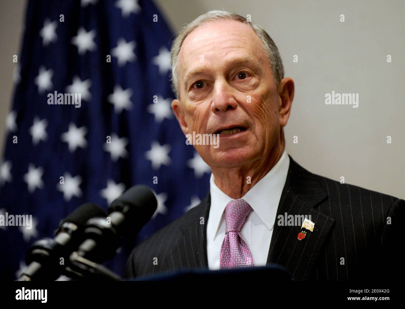 Photo du dossier - le maire Michael Bloomberg prend la parole lors de la cérémonie de remise des diplômes du NYPD qui s'est tenue au Barclays Center de Brooklyn, New York, NY, USA, le 28 décembre 2012. Pour la première fois, la cérémonie de remise des diplômes a eu lieu au nouveau Barclays Center, dans le centre-ville de Brooklyn. Lors de la cérémonie, le commissaire de police Ray Kelly a annoncé que 2012 avait enregistré un record de meurtres et de fusillades à New York, NY, USA City. Mike (Michael) Bloomberg est officiellement entré dans la course présidentielle démocratique de 2020 dimanche. Alors que Bloomberg doit encore fournir tous les détails de sa plateforme, sa course de 12 ans en tant que maire ainsi que d'agir Banque D'Images