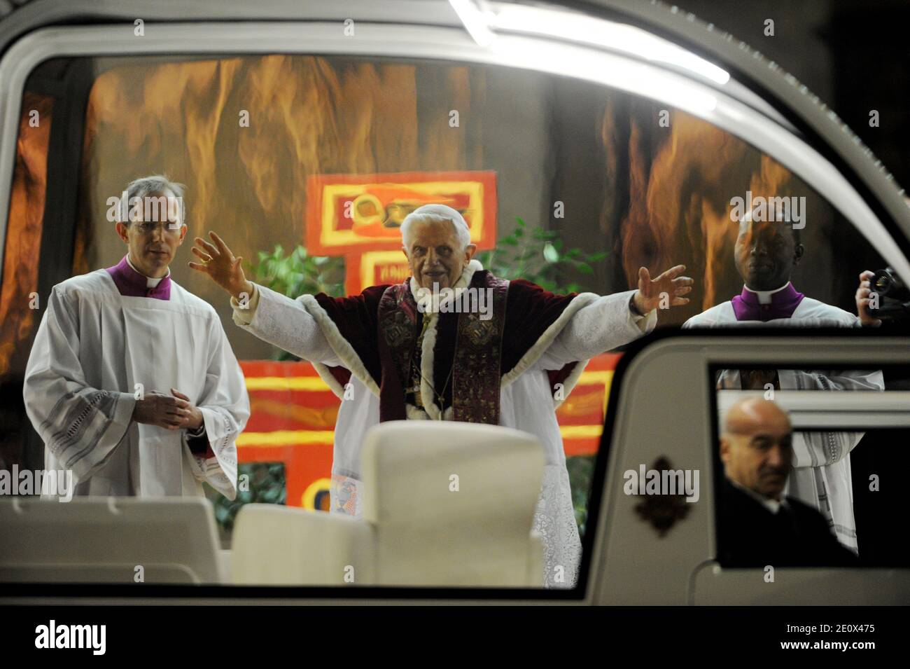 Le Pape Benoît XVI assiste à un rassemblement œcuménique d'environ 40,000 jeunes sur la place Saint-Pierre de Rome, au Vatican, le 29 décembre 2012. Les jeunes chrétiens sont venus à Rome dans le cadre d'une réunion européenne de la communauté de Taize, un ordre œcuménique monastique à Taize, dans l'est de la France. Photo par Eric Vandeville/ABACAPRESS.COM Banque D'Images