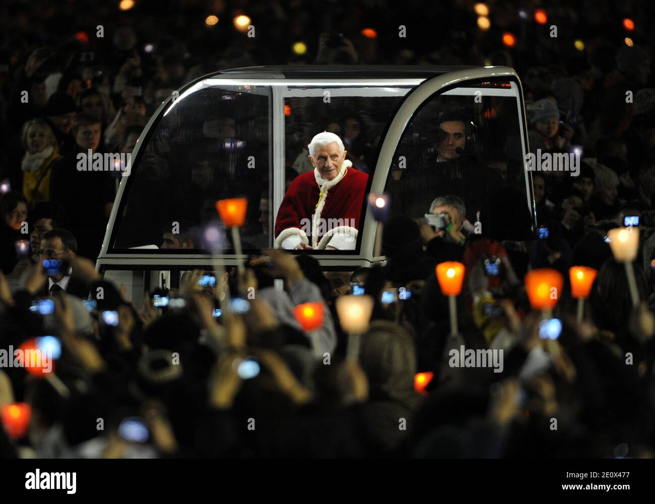 Le Pape Benoît XVI assiste à un rassemblement œcuménique d'environ 40,000 jeunes sur la place Saint-Pierre de Rome, au Vatican, le 29 décembre 2012. Les jeunes chrétiens sont venus à Rome dans le cadre d'une réunion européenne de la communauté de Taize, un ordre œcuménique monastique à Taize, dans l'est de la France. Photo par Eric Vandeville/ABACAPRESS.COM Banque D'Images