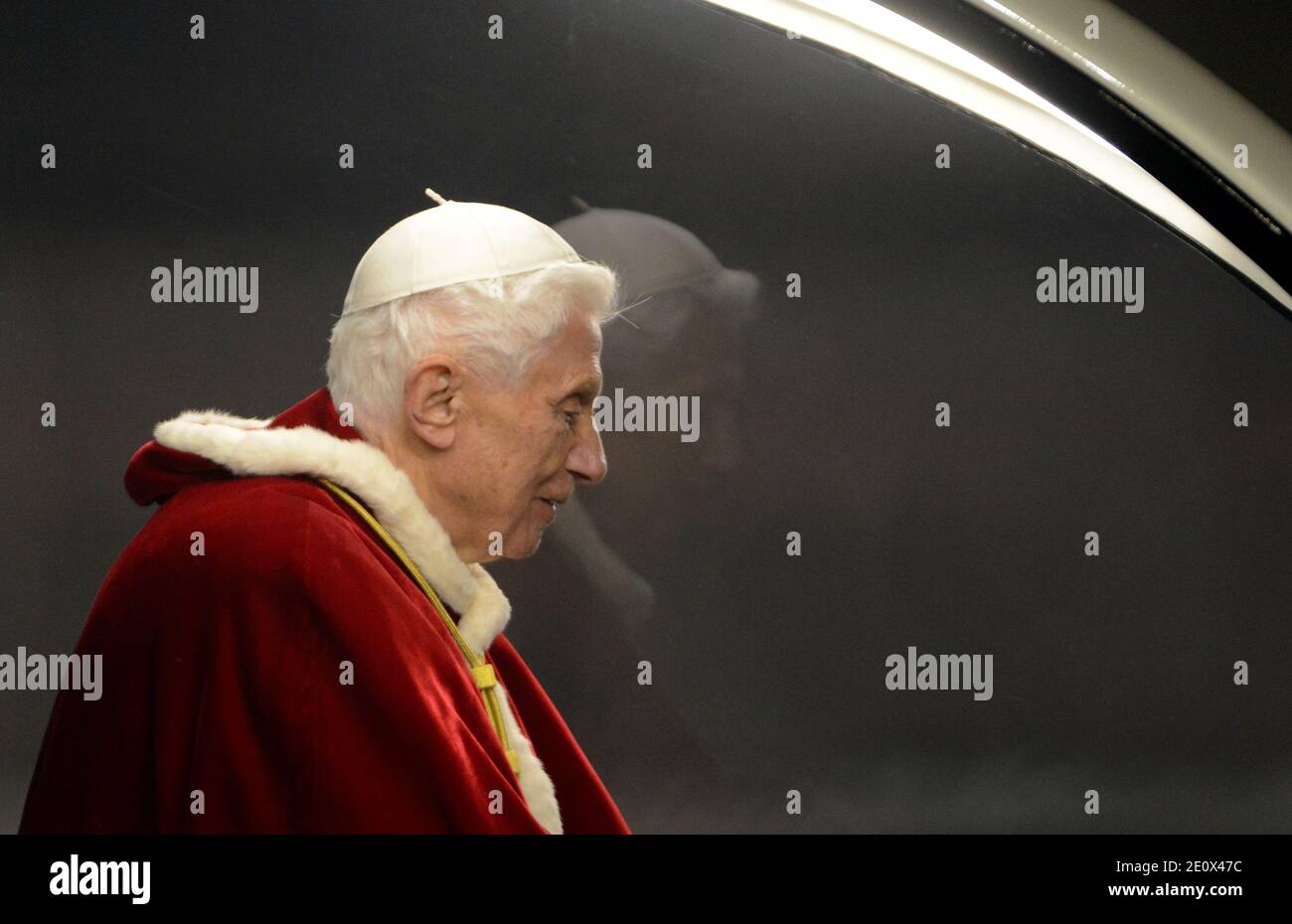 Le Pape Benoît XVI assiste à un rassemblement œcuménique d'environ 40,000 jeunes sur la place Saint-Pierre de Rome, au Vatican, le 29 décembre 2012. Les jeunes chrétiens sont venus à Rome dans le cadre d'une réunion européenne de la communauté de Taize, un ordre œcuménique monastique à Taize, dans l'est de la France. Photo par Eric Vandeville/ABACAPRESS.COM Banque D'Images