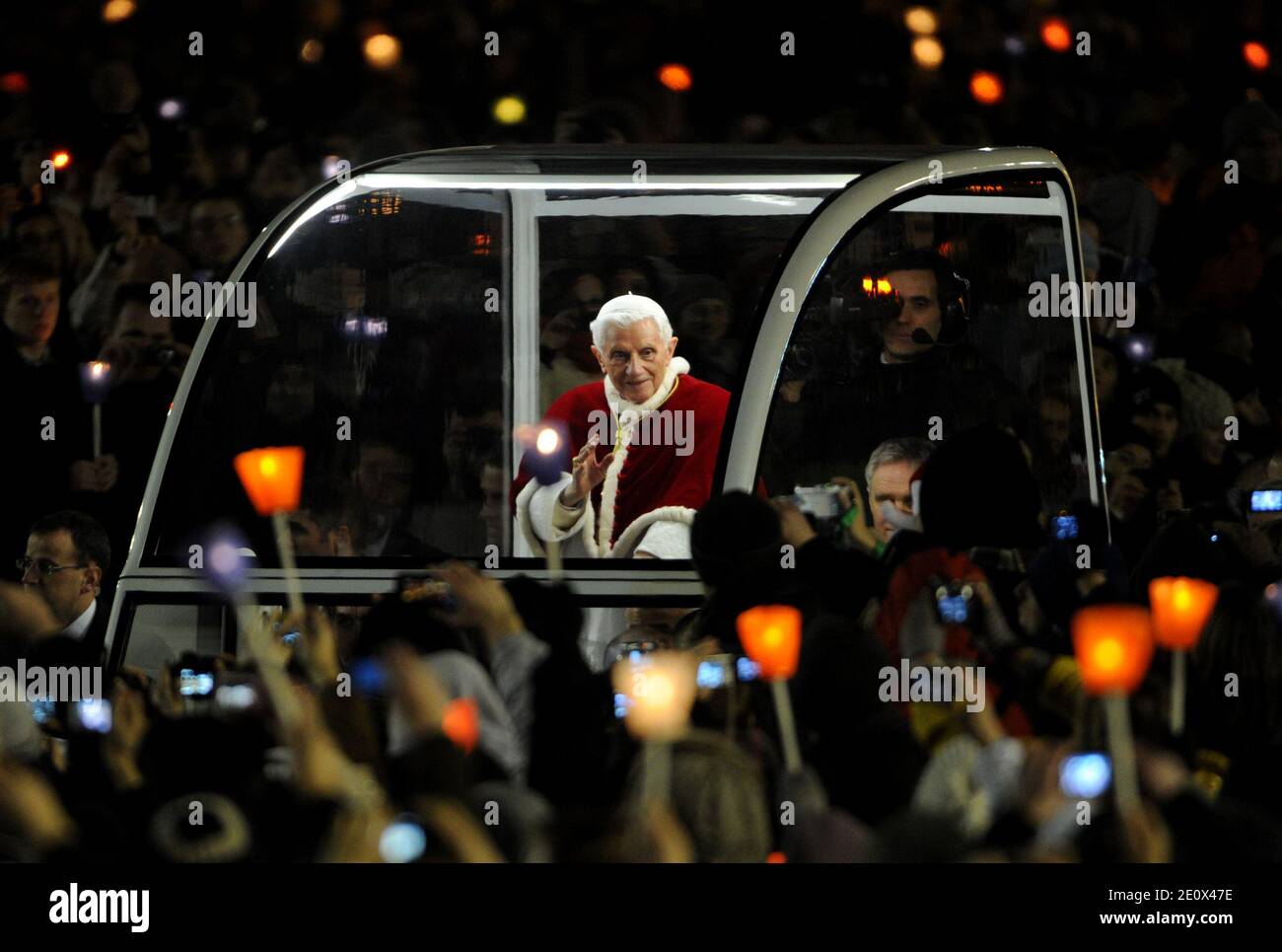 Le Pape Benoît XVI assiste à un rassemblement œcuménique d'environ 40,000 jeunes sur la place Saint-Pierre de Rome, au Vatican, le 29 décembre 2012. Les jeunes chrétiens sont venus à Rome dans le cadre d'une réunion européenne de la communauté de Taize, un ordre œcuménique monastique à Taize, dans l'est de la France. Photo par Eric Vandeville/ABACAPRESS.COM Banque D'Images