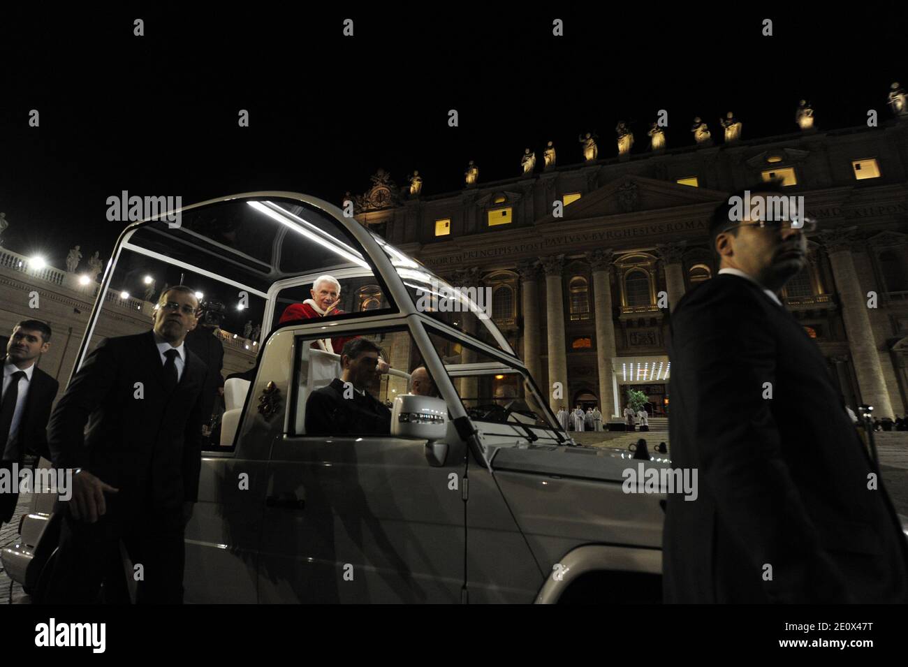 Le Pape Benoît XVI assiste à un rassemblement œcuménique d'environ 40,000 jeunes sur la place Saint-Pierre de Rome, au Vatican, le 29 décembre 2012. Les jeunes chrétiens sont venus à Rome dans le cadre d'une réunion européenne de la communauté de Taize, un ordre œcuménique monastique à Taize, dans l'est de la France. Photo par Eric Vandeville/ABACAPRESS.COM Banque D'Images