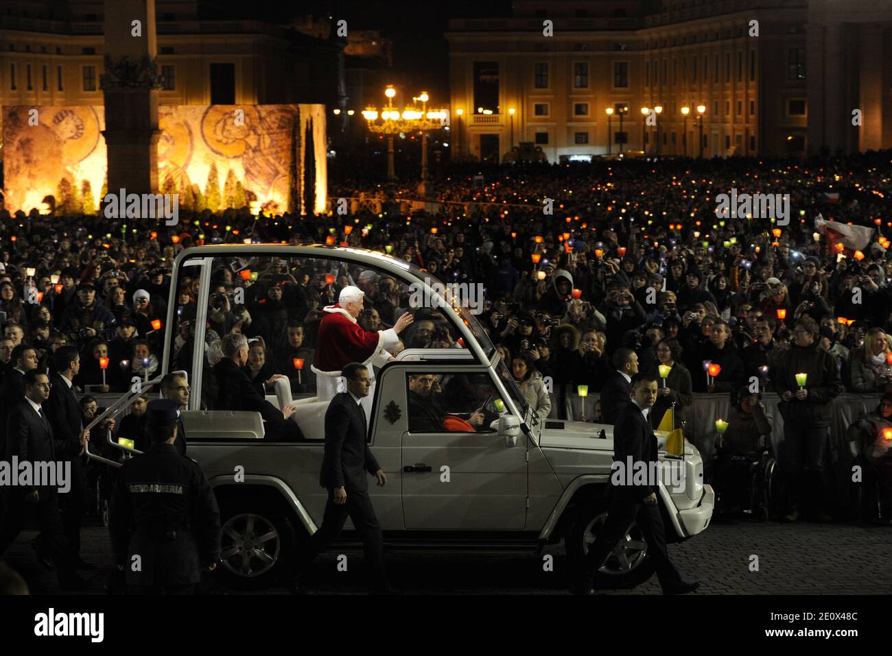 Le Pape Benoît XVI assiste à un rassemblement œcuménique d'environ 40,000 jeunes sur la place Saint-Pierre de Rome, au Vatican, le 29 décembre 2012. Les jeunes chrétiens sont venus à Rome dans le cadre d'une réunion européenne de la communauté de Taize, un ordre œcuménique monastique à Taize, dans l'est de la France. Photo par Eric Vandeville/ABACAPRESS.COM Banque D'Images