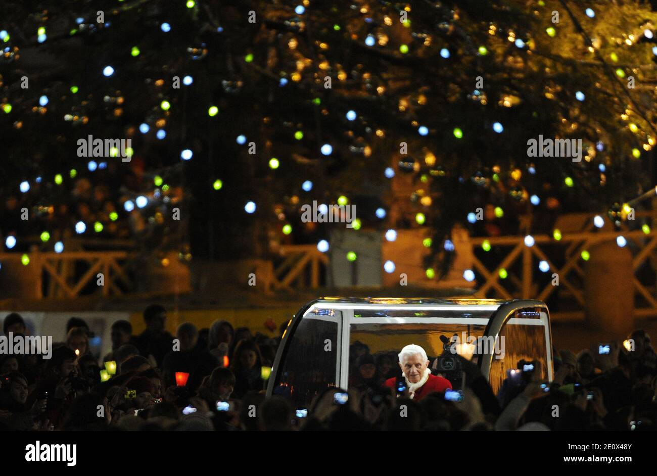 Le Pape Benoît XVI assiste à un rassemblement œcuménique d'environ 40,000 jeunes sur la place Saint-Pierre de Rome, au Vatican, le 29 décembre 2012. Les jeunes chrétiens sont venus à Rome dans le cadre d'une réunion européenne de la communauté de Taize, un ordre œcuménique monastique à Taize, dans l'est de la France. Photo par Eric Vandeville/ABACAPRESS.COM Banque D'Images