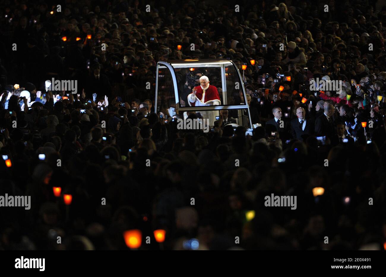 Le Pape Benoît XVI assiste à un rassemblement œcuménique d'environ 40,000 jeunes sur la place Saint-Pierre de Rome, au Vatican, le 29 décembre 2012. Les jeunes chrétiens sont venus à Rome dans le cadre d'une réunion européenne de la communauté de Taize, un ordre œcuménique monastique à Taize, dans l'est de la France. Photo par Eric Vandeville/ABACAPRESS.COM Banque D'Images
