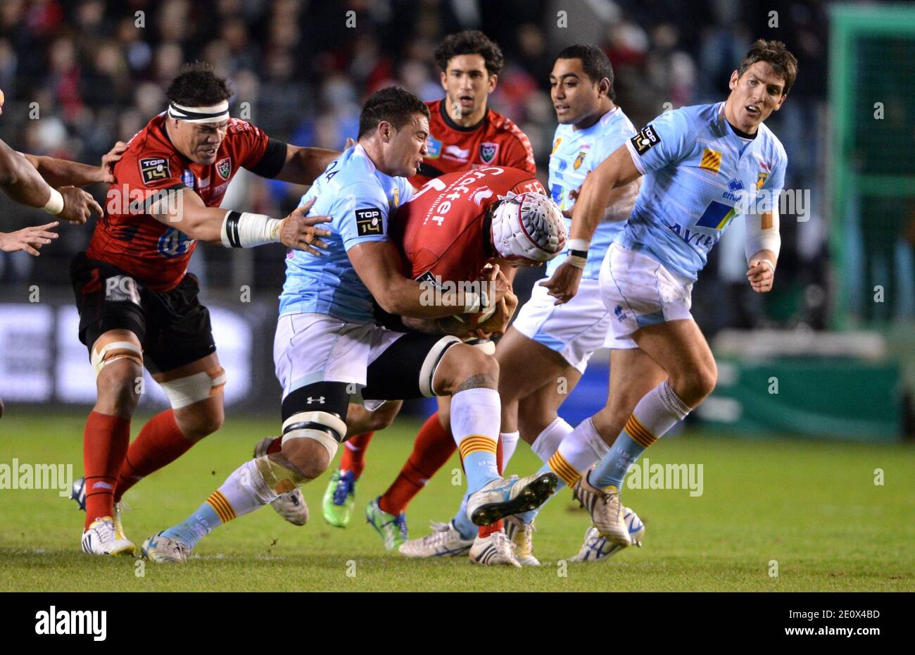 Johann Van Niekerk de RC Toulon avec ballon et le sweat à capuche de RC Toulon Jean-Charles Orioli (L) lors du match des 14 meilleurs clubs de rugby français RC Toulon contre Perpignan, le 30 décembre 2012, au stade Mayol, dans la ville de Toulon, dans le sud de la France. USAP (Perpignan) contre RC Toulon, Toulon a gagné 46-13. Photo par ABACAPRESS.COM Banque D'Images