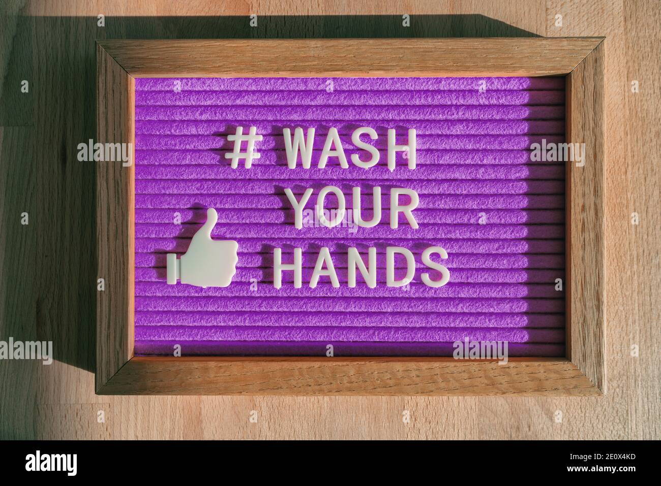 Lavez-vous les mains hashtag message sur le panneau d'affichage violet avis au magasin d'affaires bonne hygiène des mains pour la prévention du coronavirus. Signe de feutre pour les médias sociaux Banque D'Images