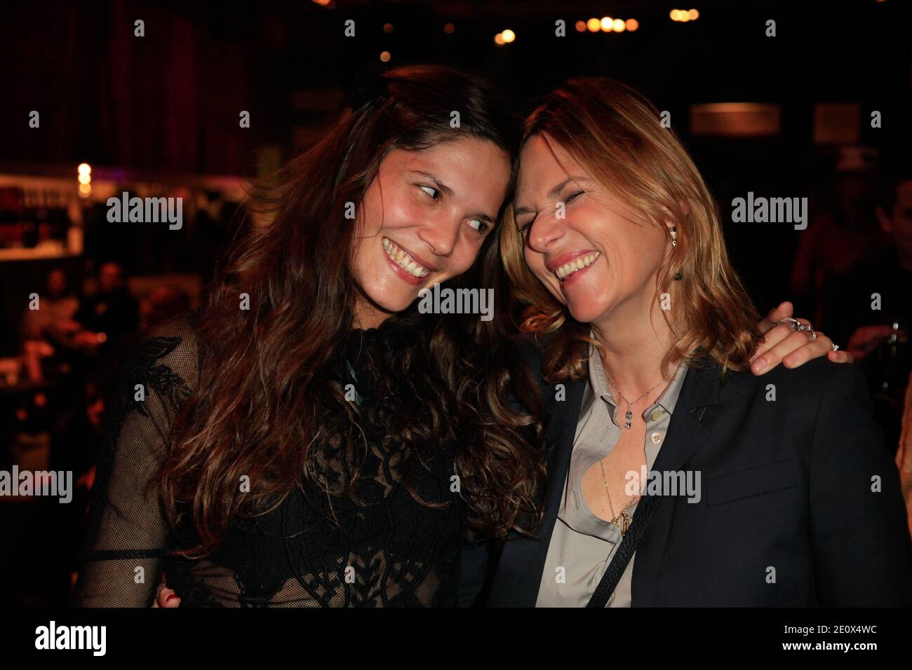 vanille clerc fille de julien clerc et sa mere virginie couperie eiffel participant a la fete d ouverture des maitres gucci a villepinte france le 29 novembre 2012 photo jerome domine abacapress com photo stock