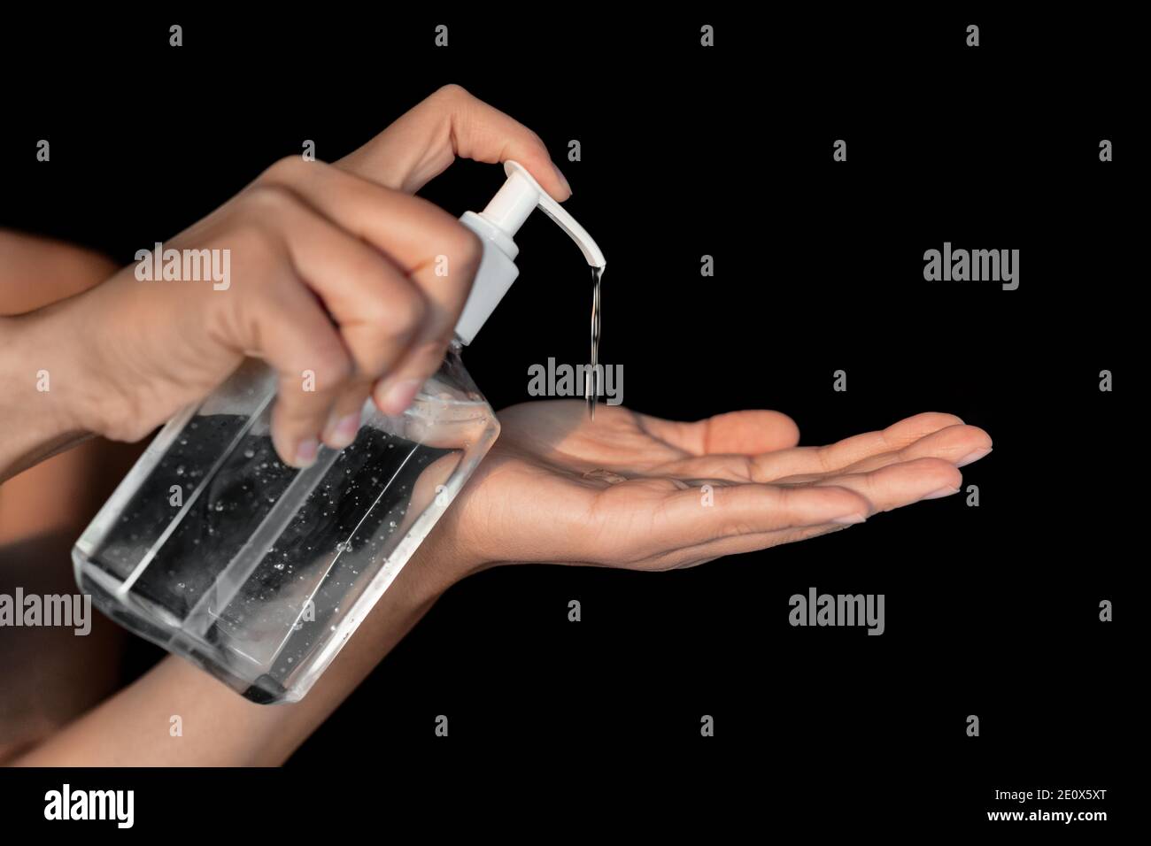 Prévetion du coronavirus en utilisant un désinfectant pour les mains à l'extérieur des entreprises publiques. Femme mettant le gel dans les mains pour la mesure de protection contre corona Banque D'Images