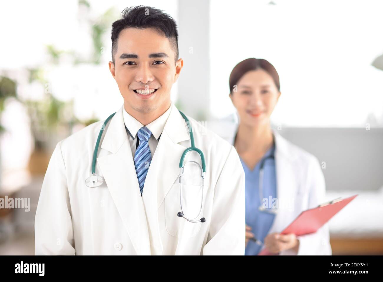Deux médecins debout à l'hôpital Banque D'Images