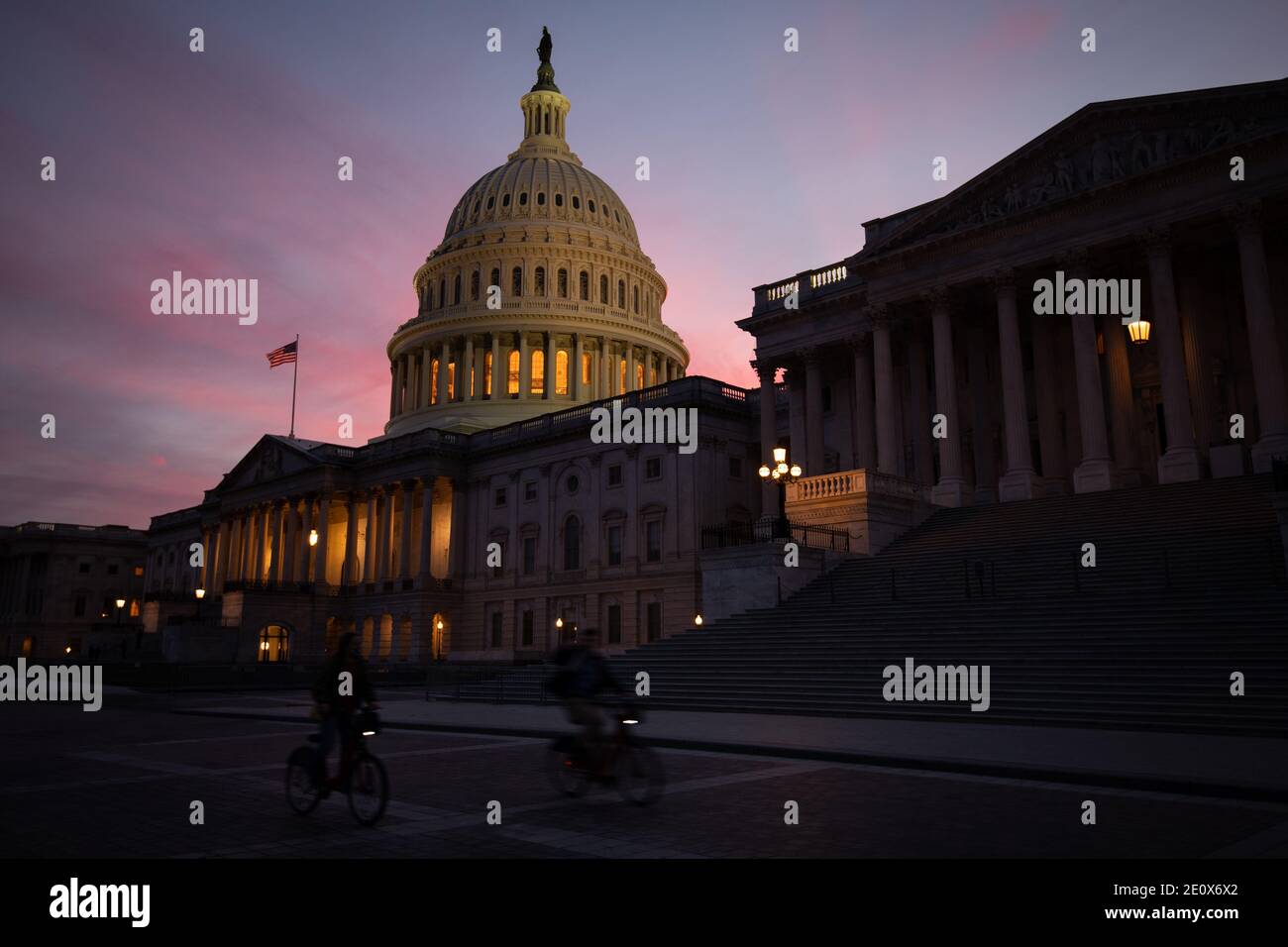 Washington, États-Unis. 02 janvier 2021. Vue générale du Capitole des États-Unis au coucher du soleil à Washington, DC, le 2 janvier 2021, dans le contexte de la pandémie du coronavirus. Le 116e Congrès américain prendra fin et le 117e Congrès américain commencera le 3 janvier 2020, les démocrates conservant une majorité à la Chambre des représentants, et les républicains tenant le contrôle du Sénat jusqu'aux élections de deuxième tour en Géorgie déterminent l'équilibre des pouvoirs dans la Chambre haute. (Graeme Sloan/Sipa USA) Credit: SIPA USA/Alay Live News Banque D'Images