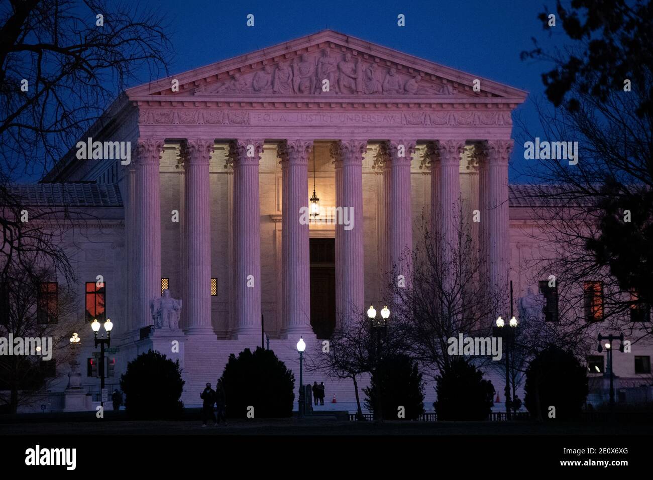 Washington, États-Unis. 02 janvier 2021. Un point de vue général de la Cour suprême des États-Unis au coucher du soleil à Washington, DC, le 2 janvier 2021, dans le contexte de la pandémie du coronavirus. Le 116e Congrès américain prendra fin et le 117e Congrès américain commencera le 3 janvier 2020, les démocrates conservant une majorité à la Chambre des représentants, et les républicains tenant le contrôle du Sénat jusqu'aux élections de deuxième tour en Géorgie déterminent l'équilibre des pouvoirs dans la Chambre haute. (Graeme Sloan/Sipa USA) Credit: SIPA USA/Alay Live News Banque D'Images