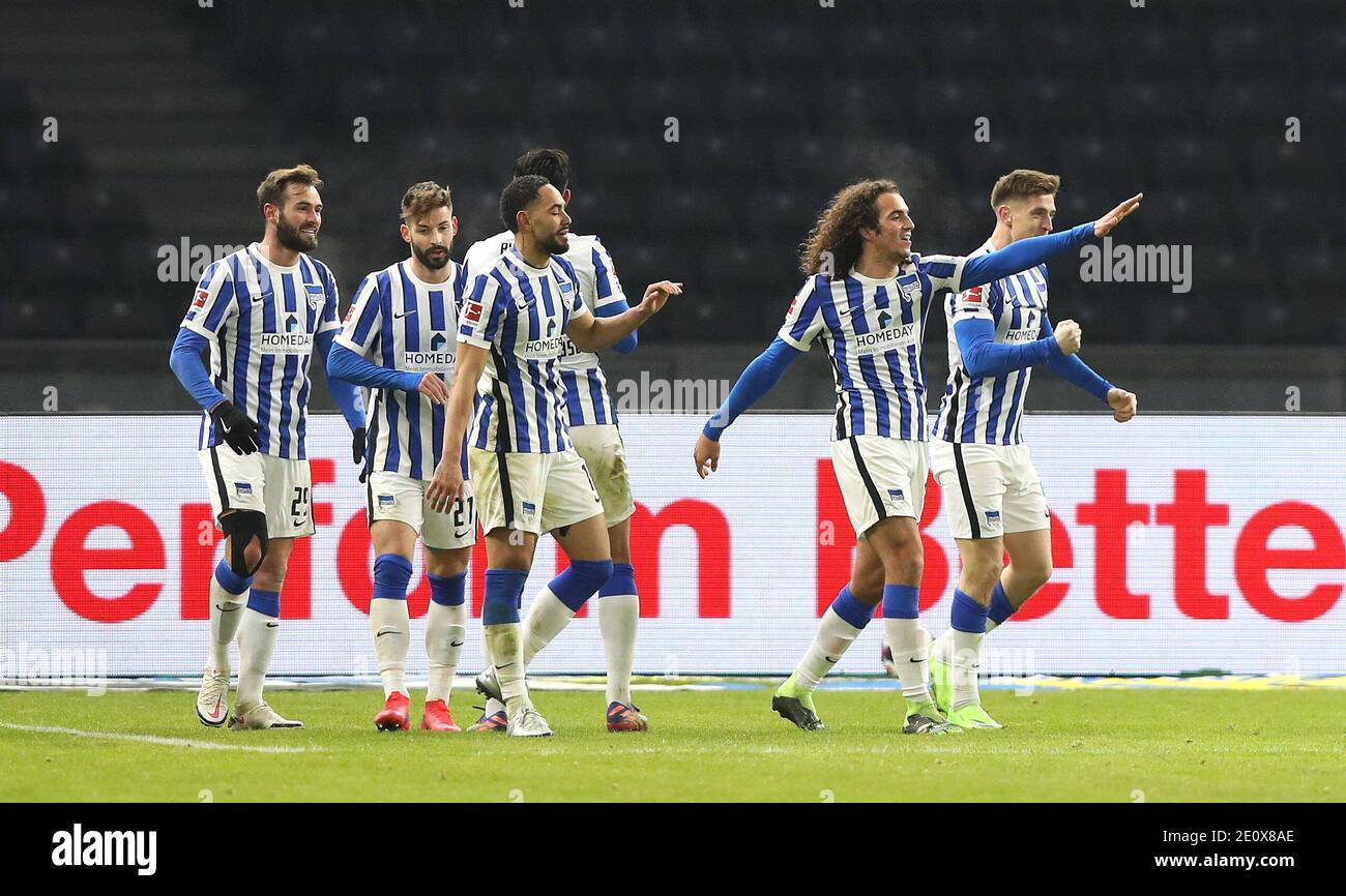 Ville de Berlin, Allemagne. 02e janv. 2021. Firo: 02.01.2021 Fuvuball, football 1. Bundesliga, saison 2020/2021 Hertha BSC Berlin - FC Schalke 04 3: 0 Hertha Mattv © o Guendouzi, jubilation, goaljubel, gestuelle, gestuelle, plus de 5 fvºnf cinq joueurs, après le 2e : 0, Hertha Mateus Cunha, Hertha Lucas Tousart, Hertha Krzysztek, PiOtek utilisation de crédit, klzatek dans le monde entier Banque D'Images