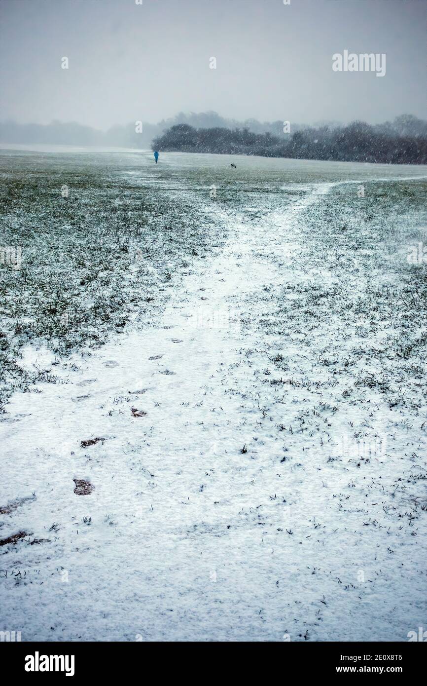 De la neige fraîche commence à couvrir les champs des agriculteurs voies publiques de passage Banque D'Images