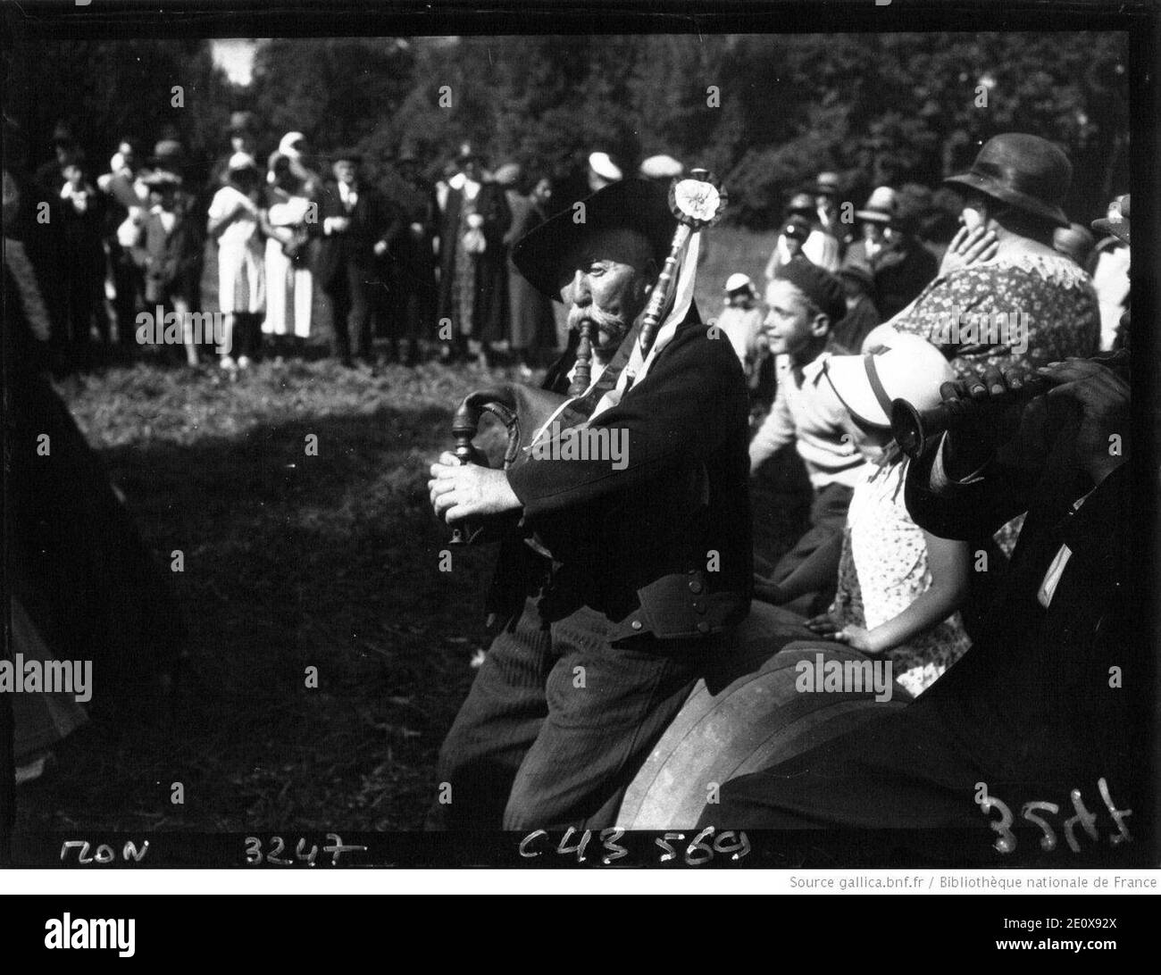 Les joueurs de binous pendent le 4e centenaire du attaché à la France (4). Banque D'Images