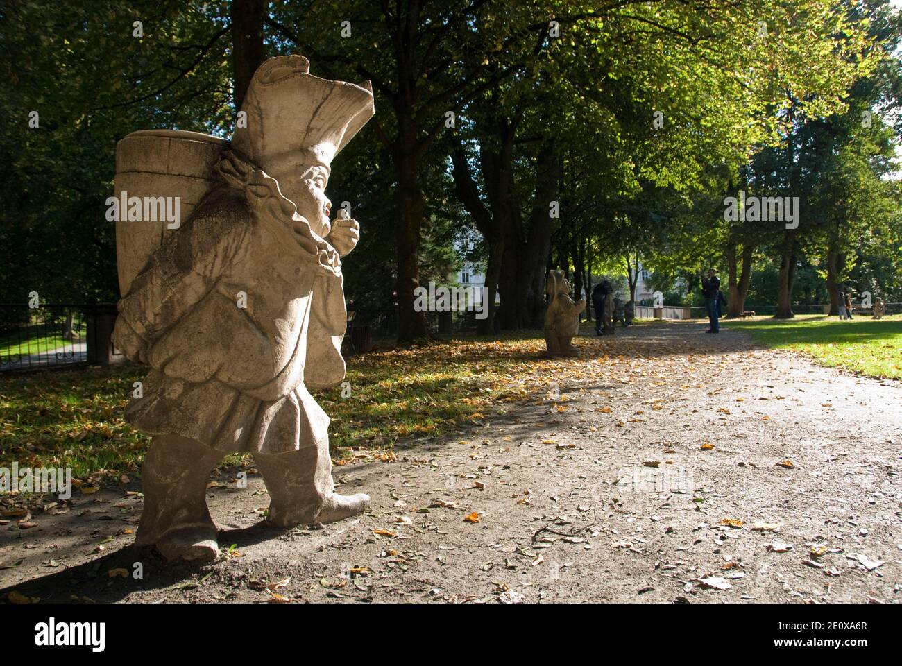 Le « jardin Dwarf » (Zwerglgarten) dans les jardins Mirabell comporte des statues des nains du XVIIIe C. court, à Salzbourg, en Autriche. Banque D'Images