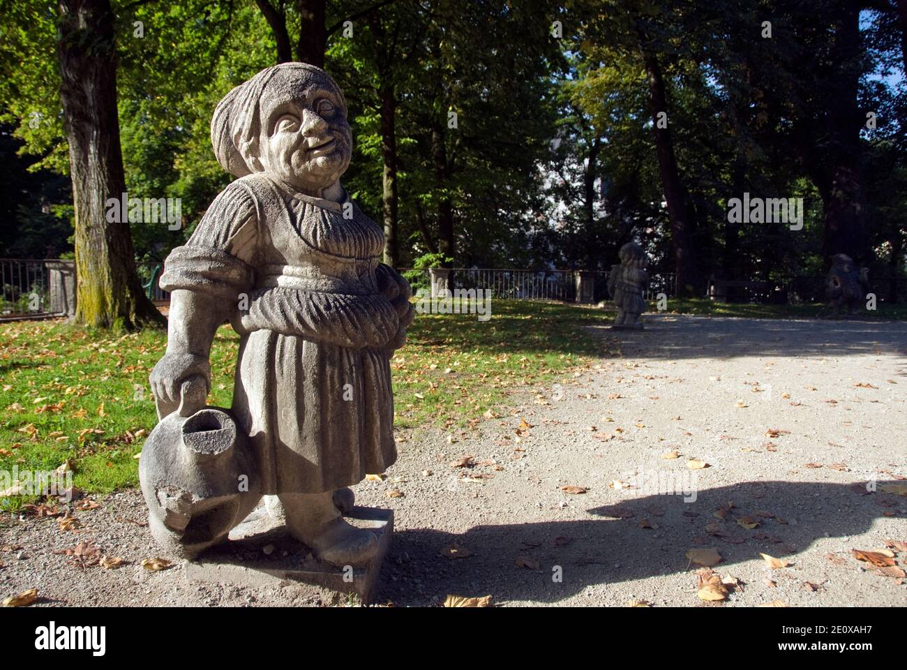 Une figure féminine dans le "jardin Dwarf" (Zwerglgarten) des jardins Mirabell, Salzbourg, Autriche. Banque D'Images